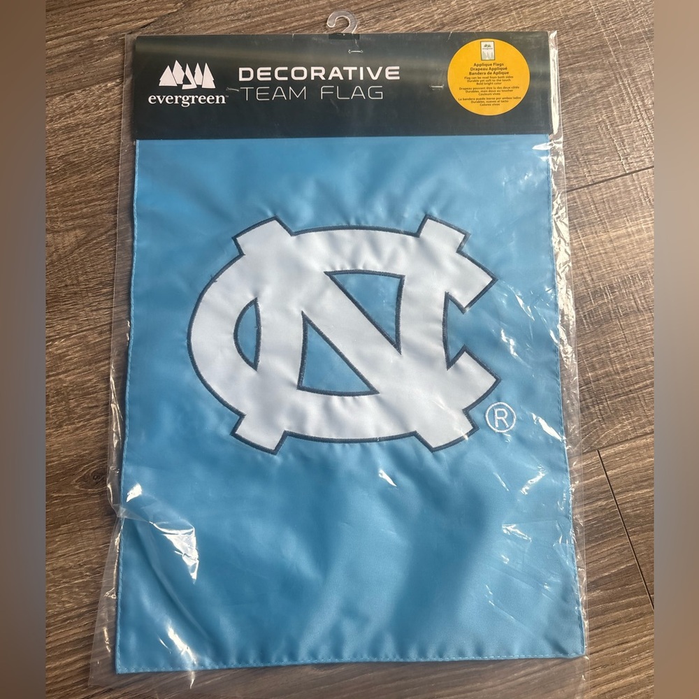 Evergreen UNC Tarheels Decorative Team Flag - Light Blue & White